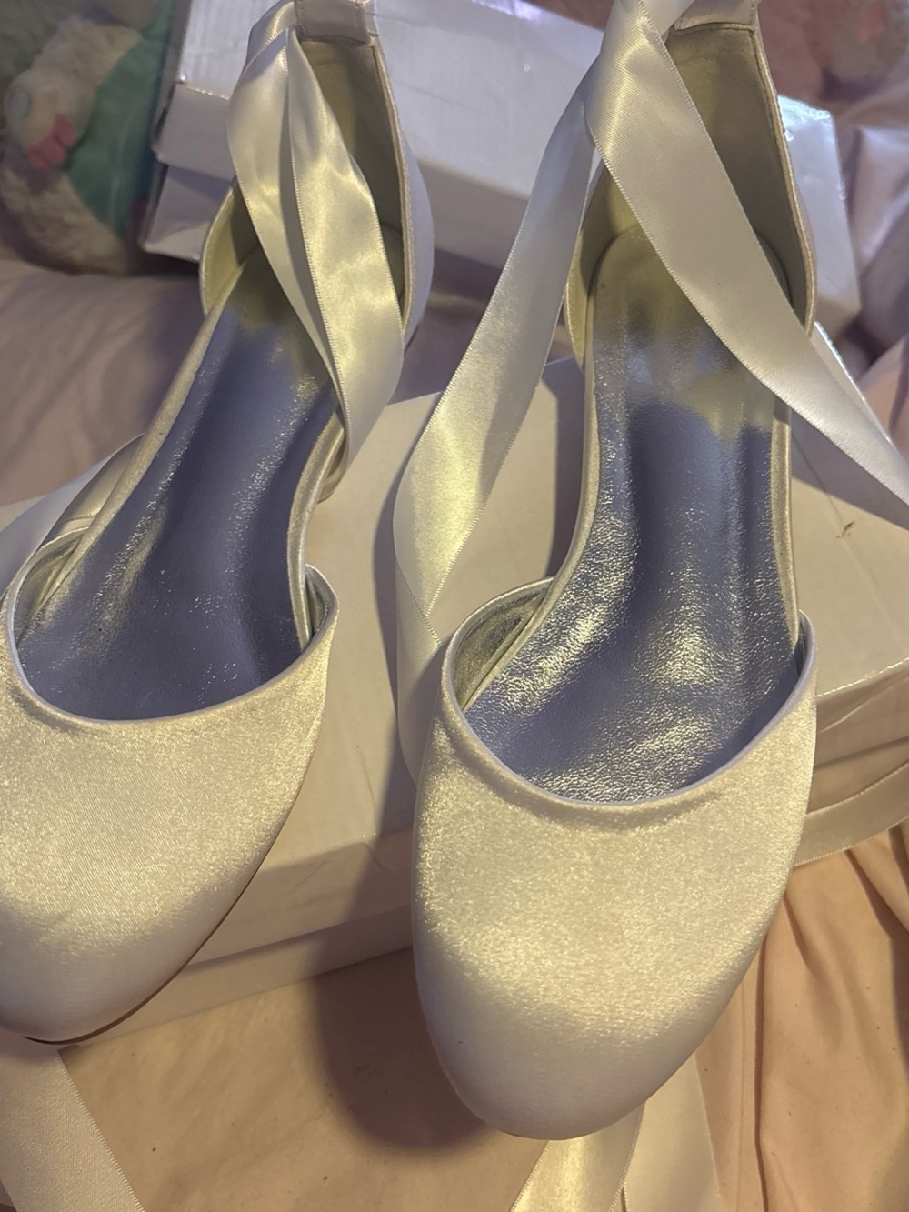 Women’s Satin Round-Toe Ankle-Tie Bridal Pumps in White